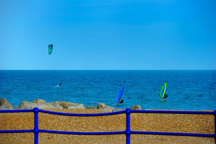 【雖沒碰到大景但晨昏陽光美好，視界遼闊所有的動看來都似靜。傍晚也要來海邊逛逛。】
