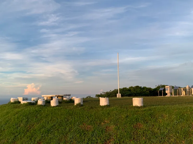 蘭嶼氣象站門口的左方石桌石椅區，我們去的當天沒什麼人，可以直接坐在上面欣賞風景