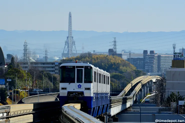 配合1970年萬博會通車的單軌列車至今仍是機場唯一的軌道運輸