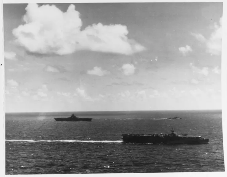 1944年6月13日，在馬裡亞納地區的入侵前行動中，聖哈辛托號航空母艦（右前景），與列剋星敦號航空母艦和一艘驅逐艦編隊航行。 