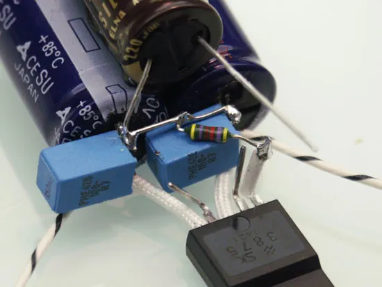 R1 輸入緩衝電阻,一端接 OP Pin 1,另一端接地