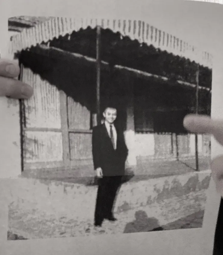 胡適故居舊照。剛落成時,建築師游春陽於露臺前