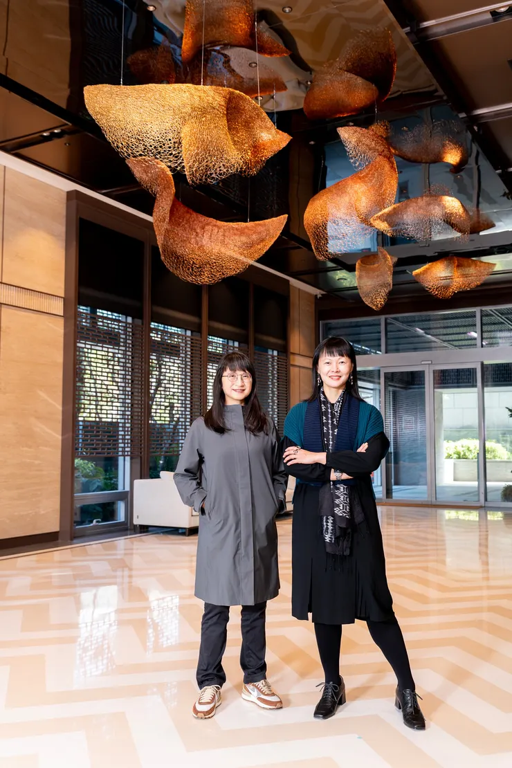２０２５年，裕智與菲比與裕智作品〈行雲〉攝於「家居雲邸」大廳。菲比擔任該案典藏統籌。攝影：吳欣穎