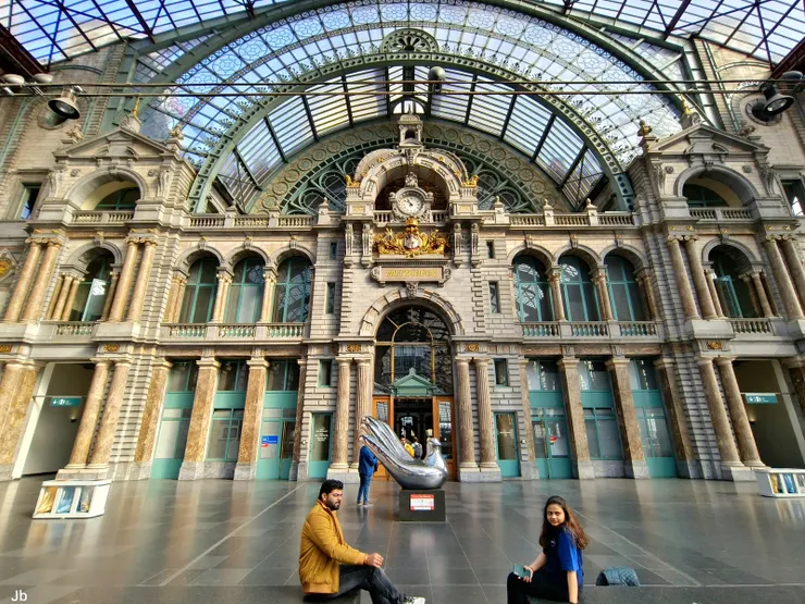 【果然嘆為觀止如皇冠鑲鑽般璨璀！安特衛普中央車站內部，背景中那隻和平鴿雕像，尾巴做成手形，是安特衛普重要的象徵。】