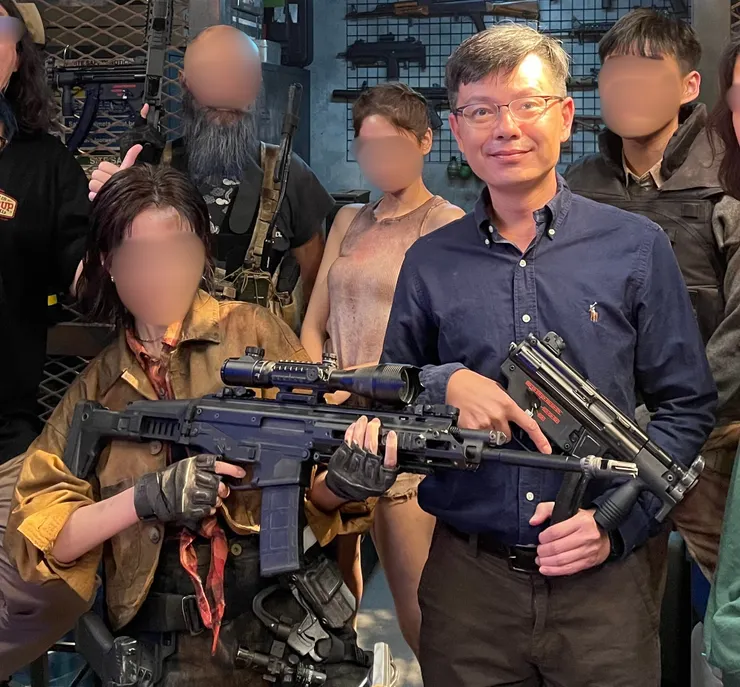 槍口朝下、食指不要放進去才是正確的喔～