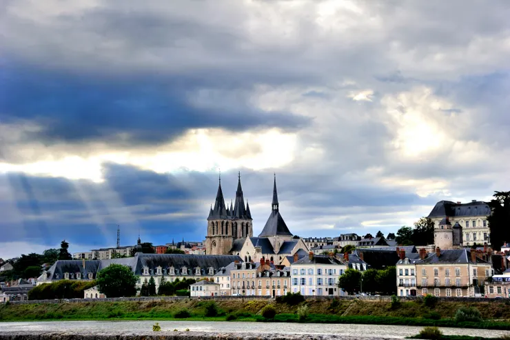 【離開香波爾城堡回程，經過布盧瓦Pont Jacqes Gabriel石橋附近，老婆跟路邊店家借洗間，我不如再拍幾張照，難得雲間灑下神光。】