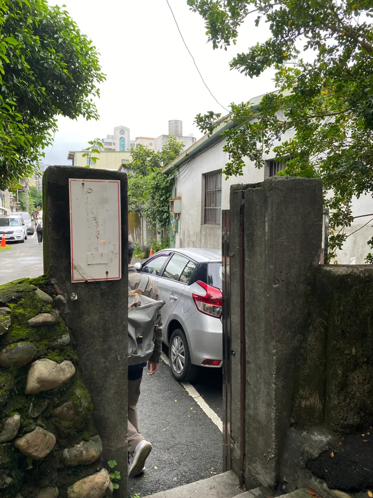 炎明新村的後門