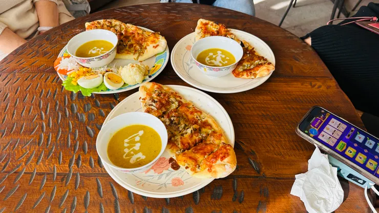 三份披薩(點了1份有沙拉的)