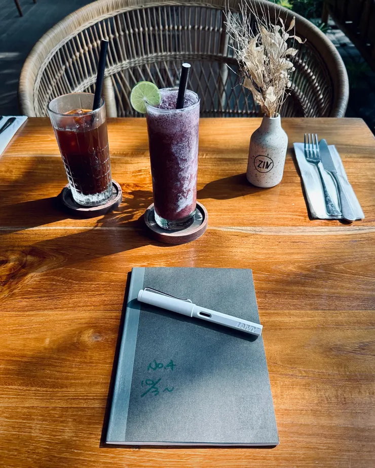 2023年峇里島獨旅時，正在寫的第4本手寫日記，現在已經18本了