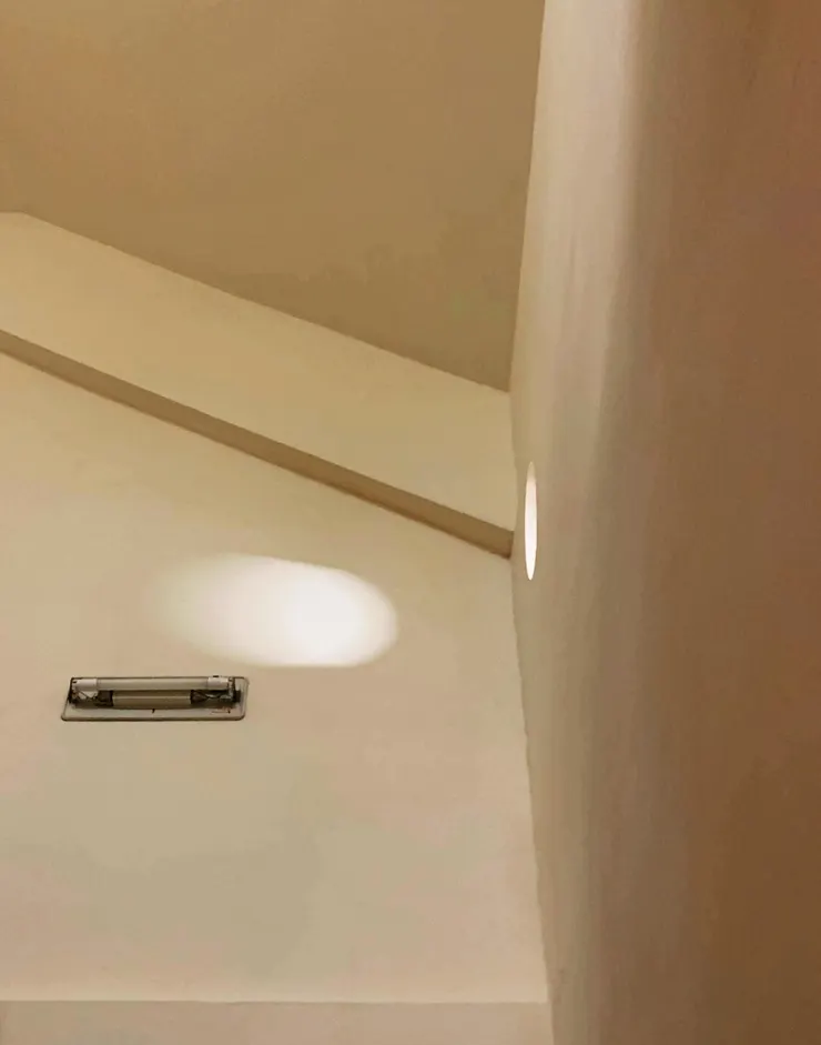 牆壁打透氣孔，用圓形的，光線照過去很像圓月。