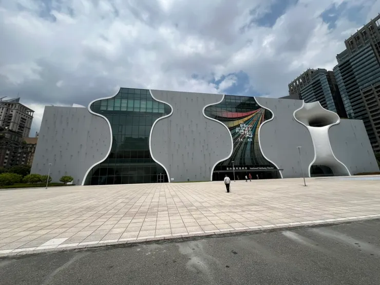 爸爸沒等我們，一馬當先走在前頭。