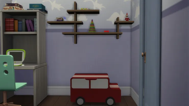 這個空間本來打算放書，現在放了飾物和玩具箱。