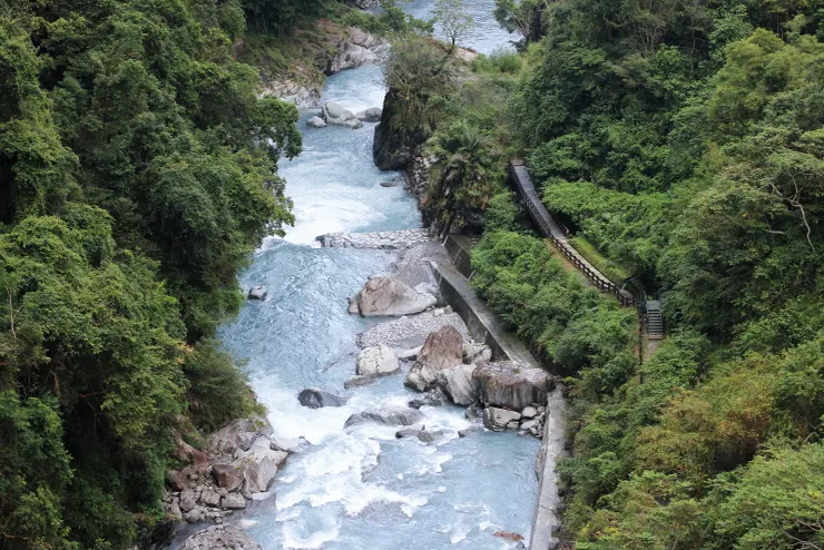 沿溪步道2就是一條順著富源溪散步的美麗小徑,起伏和緩適合全家大小