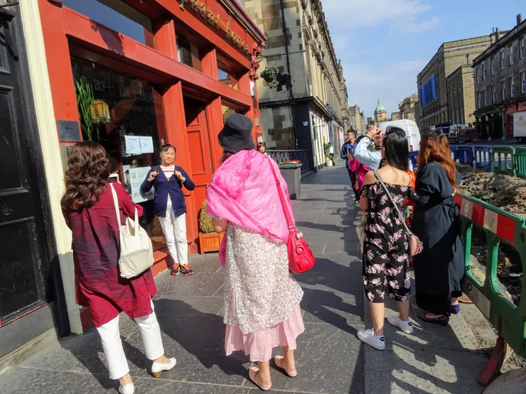 前來朝聖的大媽們。