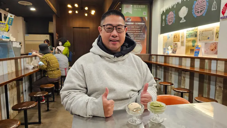 我桌上白色的是肉鬆冰淇淋!綠色的是九層塔冰淇淋!