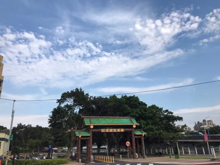 公車站牌斜對面是虎頭山公園喔
