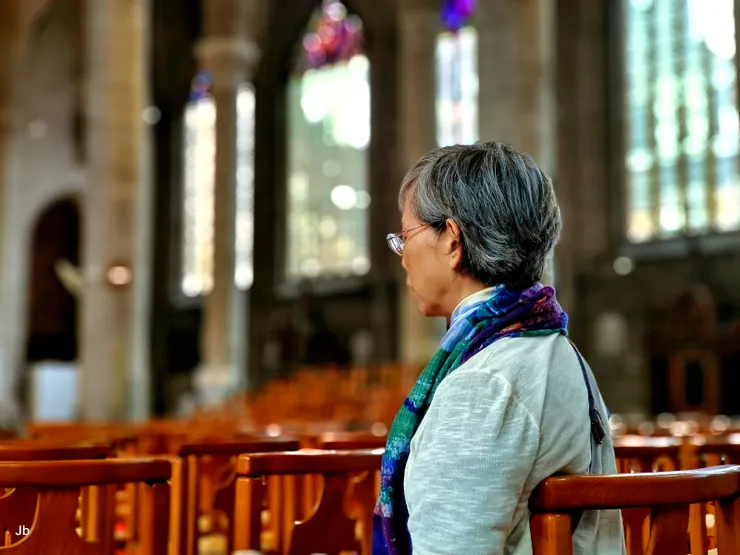 【遙聞祭壇神父禱告空間滿佈安詳！聖穆里斯堂內部，但老妻此刻默誦的應該是哈瑞奎師那。】