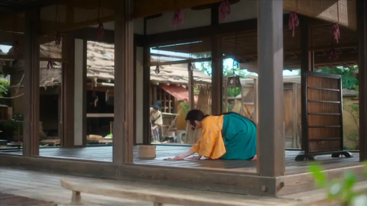 真尋遣散女僕,自己動手打掃家裡