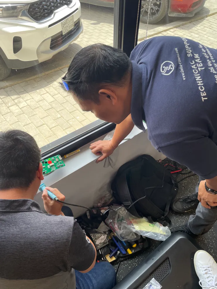 向客戶示範機台維修技巧