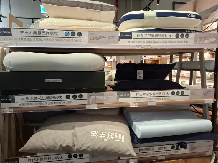 在大賣場試枕頭，每顆看起來都很好，但神經太敏感，只要有支撐力就覺得在頂脖子，高低都不對，最後選了記憶枕。