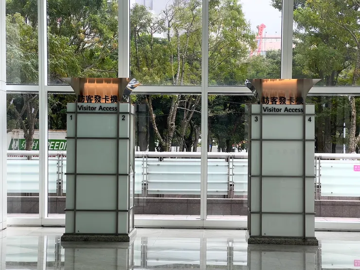 台北 101 辦公大樓 1 樓的訪客發卡機 / Chenchen 拍攝