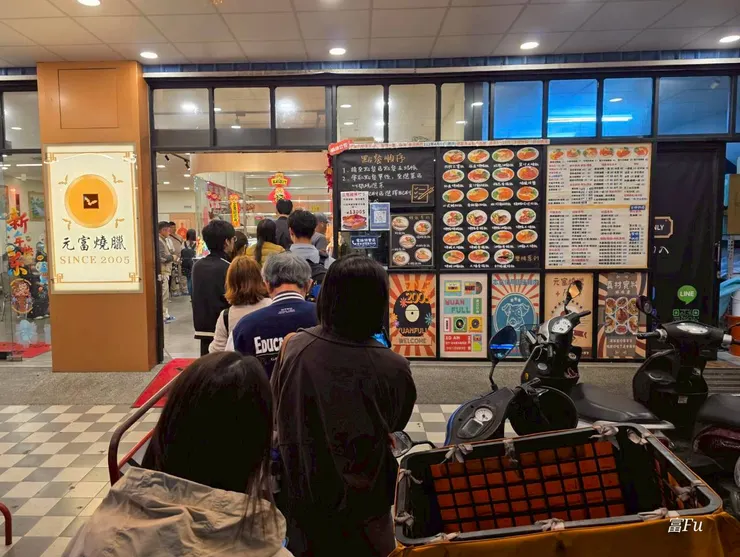 每次下班過來,不管內用、外帶,一定都要排隊,超大店面在博愛路上特別顯眼XD