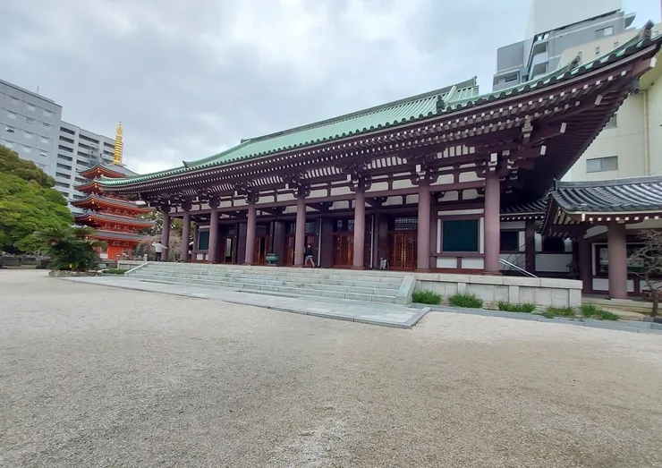 冬日午後寧靜的東長寺。寺內可見到高&nbsp; 16.1 M 的木製佛像。