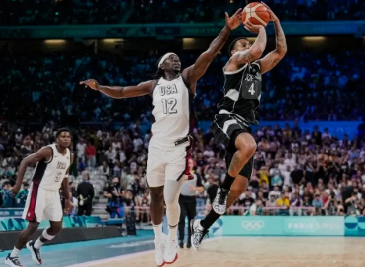 賀列迪從後封阻對手跳射