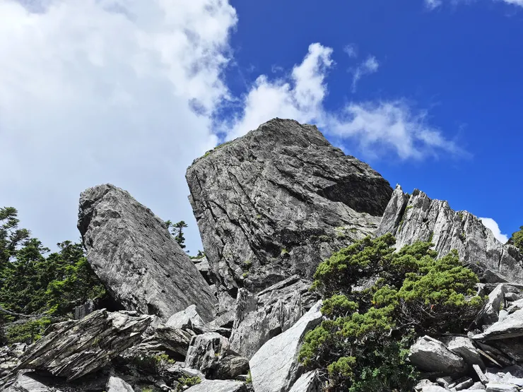 ▲陡上南湖大山南峰的巨石陣