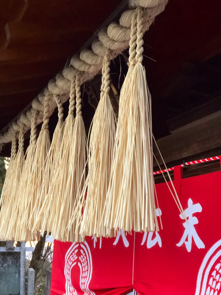 稻荷山（約海拔 233 米）這座山本身就是神靈所居的聖地，我停留於曾為舊址的神社山頂，注連繩輕擺，狐狸守護於碑前，歲月在石面刻下承載了百年來的無聲祈願。