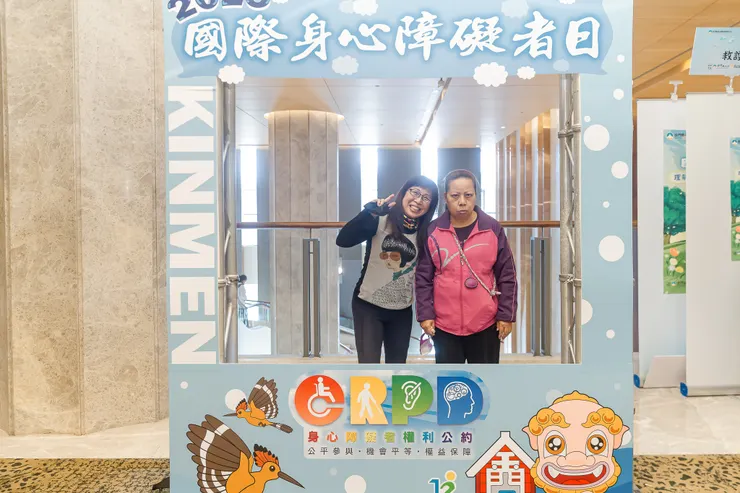 黃淑麗(左)與三姊。