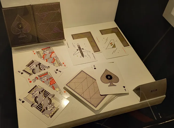 星宇航空的機上撲克牌真的超美超時尚!