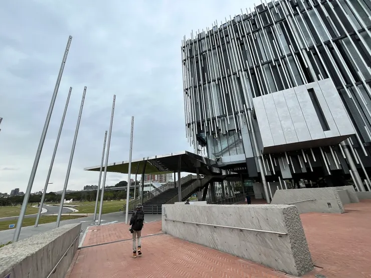 新北美術館外觀運用金屬管高低排列