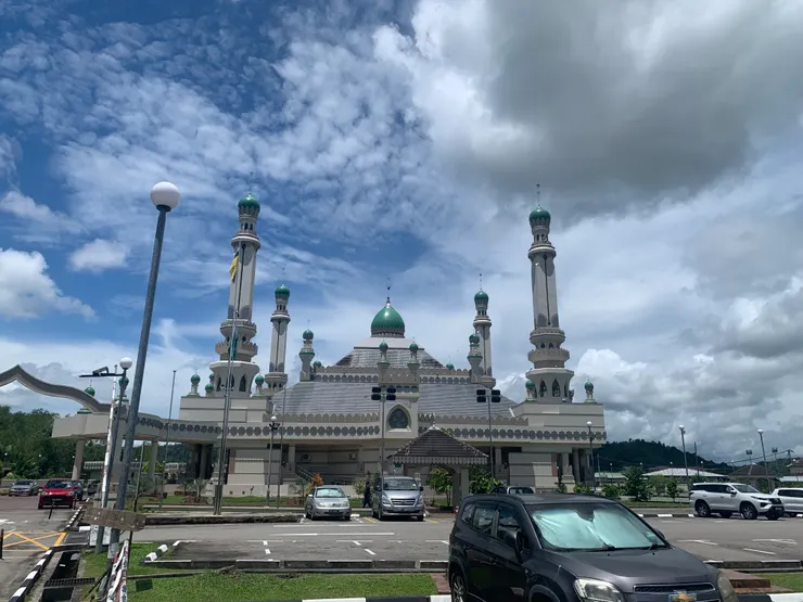 Masjid Duli Pengiran Muda Mahkota Pengiran Muda Haji Al-Muhtadee Billah，在甘榜亞逸 Kampong Ayer的對岸，當時正在禮拜，不能進去。