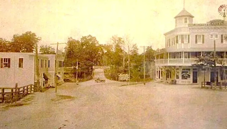 1900年代的馬馬羅內克鎮。 資料來源：https://larchmontloop.com/the-way-we-were-north-chatsworth-avenue-and-the-larchmont-hotel-2/