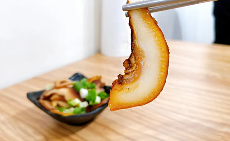 小白拉麵單點小菜煙燻豬頭皮，撒上蔥花點綴，Q彈富含膠質，東湖平價美食推薦。