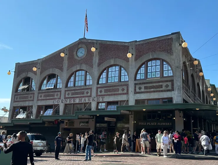 派克市場的另外一邊，雖然有著歷史的痕跡，但依然是觀光客的最愛。（圖 by Vina)