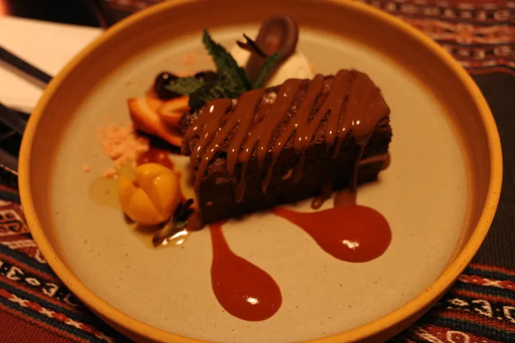 超大塊的布朗尼，吃完主餐後完全吃不完😂