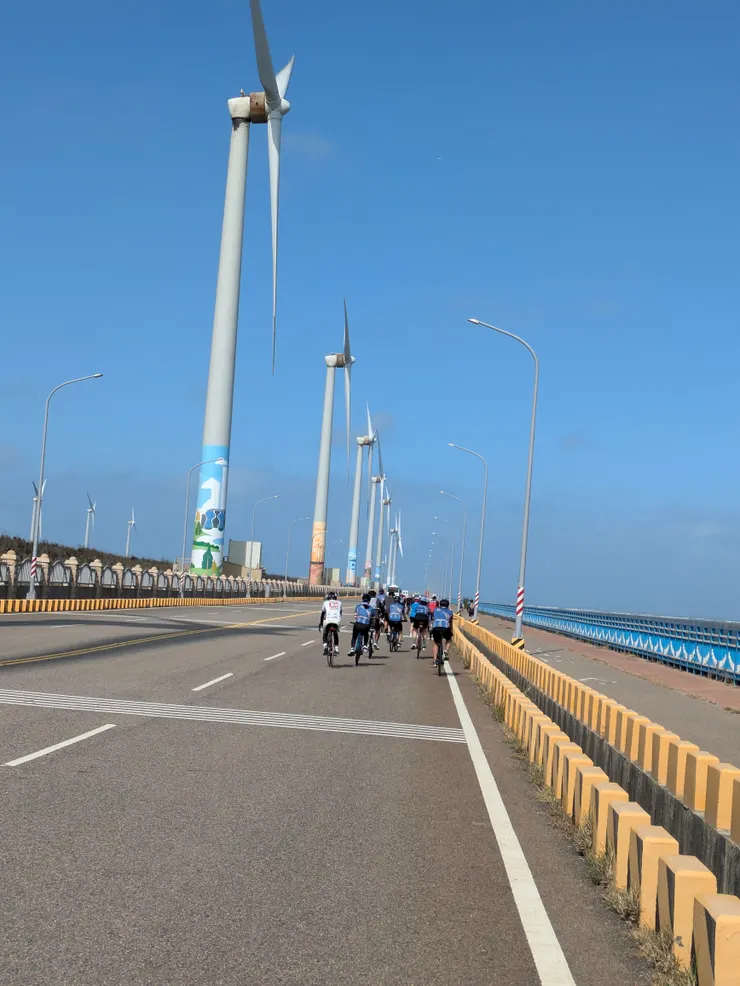 一路上風光明媚的,就是海風有點強~