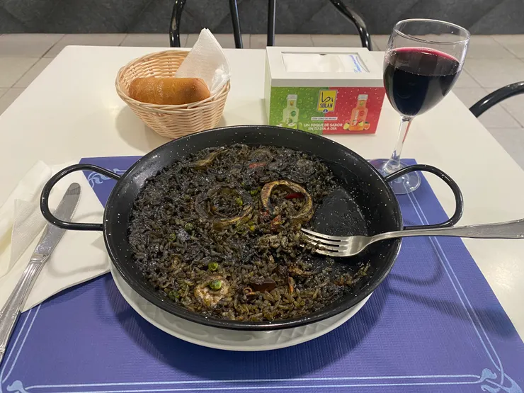 好吃的墨魚燉飯，看google評論推薦，麵包一樣留到隔天早上吃。