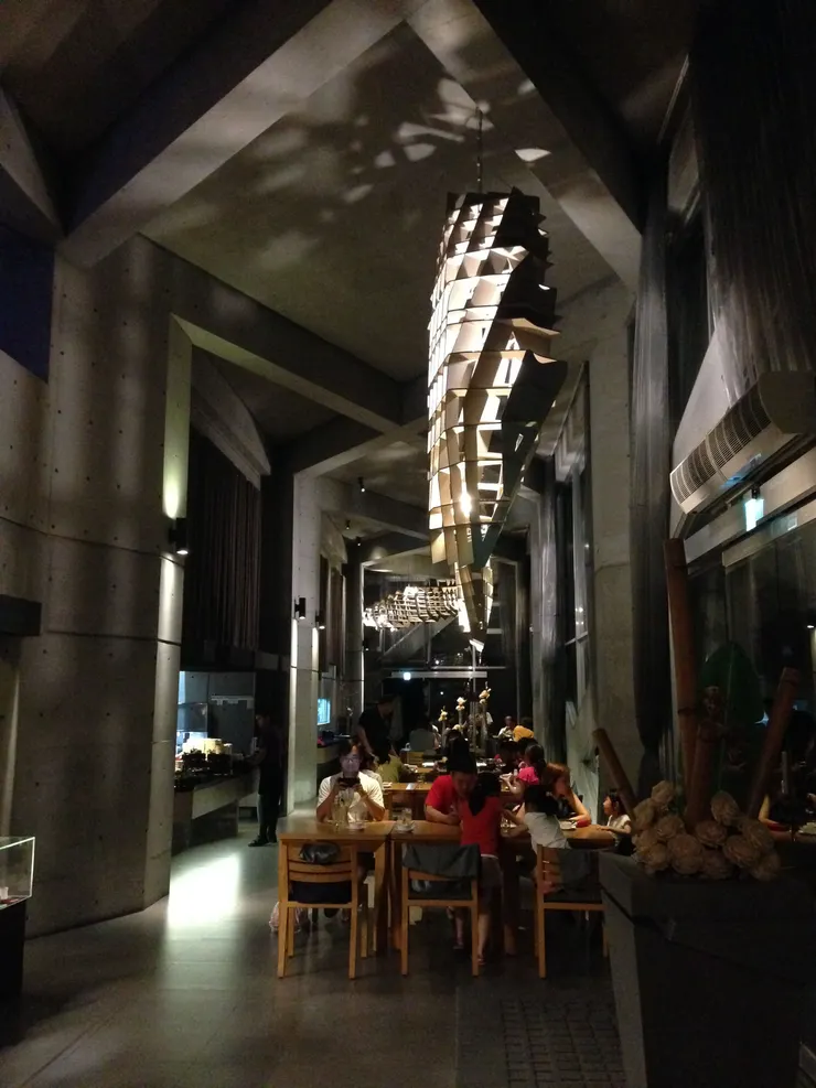 餐廳的裝潢非常地摩登，晚上亮燈後很有氣氛