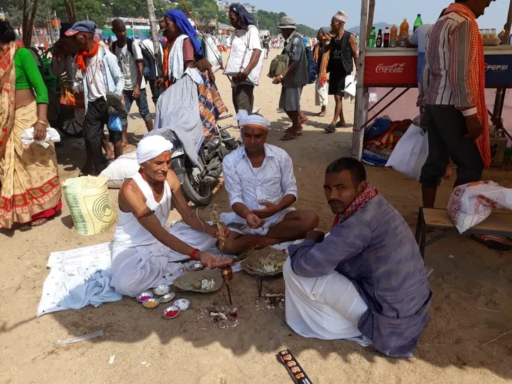 各式各樣的儀式在河岸旁邊