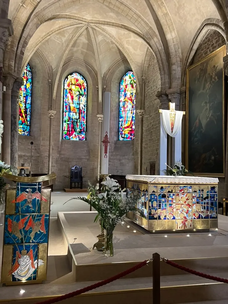 神壇（altar）閃閃發光；後方的雕花玻璃的圖案新穎有趣