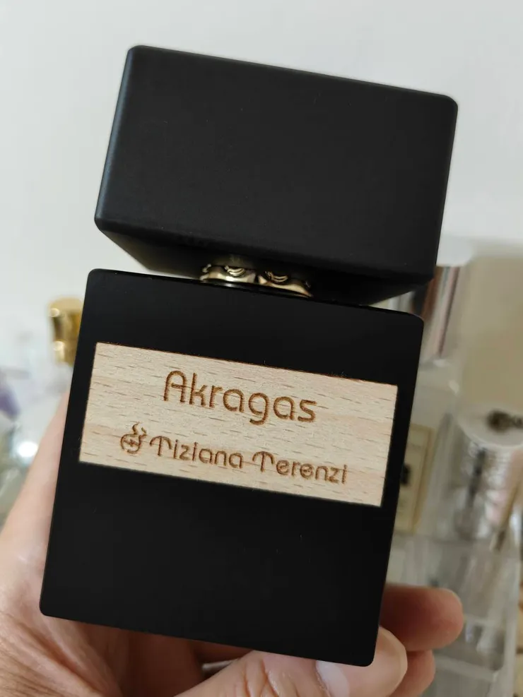 TT產品線眾多，黑色方瓶為旅行系列，用真實木片作為品名標籤