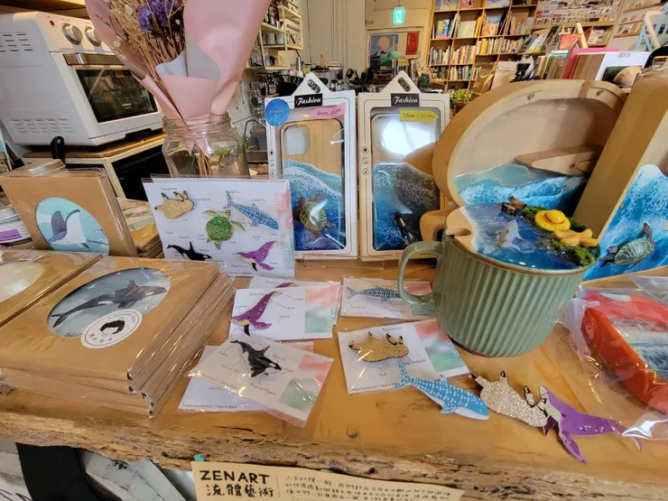見書店有許多海洋風小物