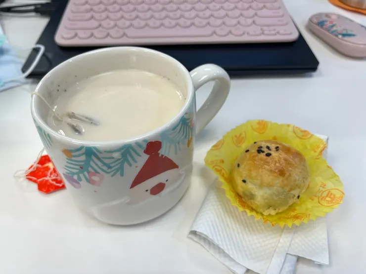 最後一顆蛋黃酥,精神還可以拿鐵換成鮮奶茶。