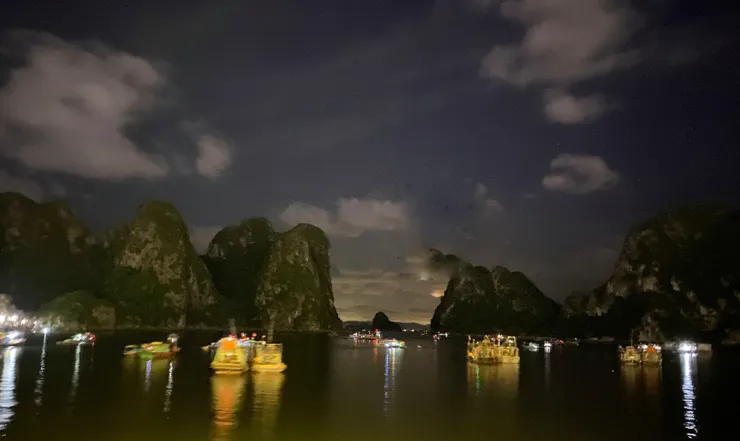 下龍灣的不夜港灣