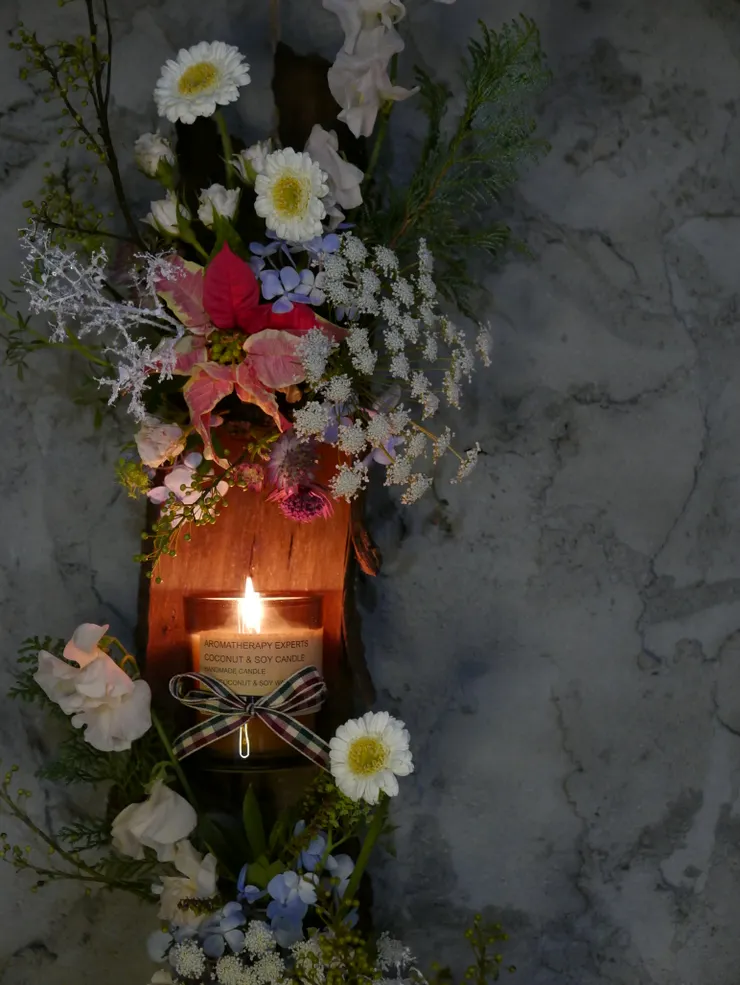 絲柏*1/3支 香豌豆*2支 台灣水藍繡球*1/4支 進口迷你黃心白太陽*3支 聖誕紅*1盆 蕾絲花*1/2支 綠胡椒*1/2支 紅百芨*1支 珍珠迷你玫瑰*2支 雪花壽松*2支 樹皮*1片