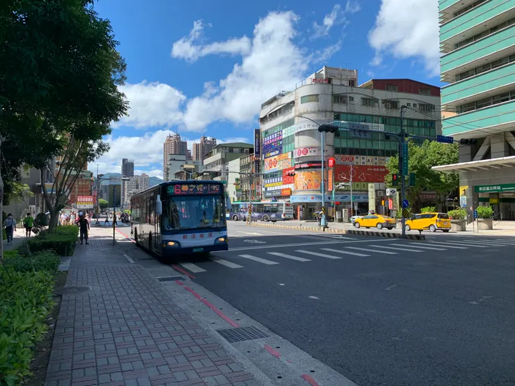 我們的第一班車車進站囉🥰