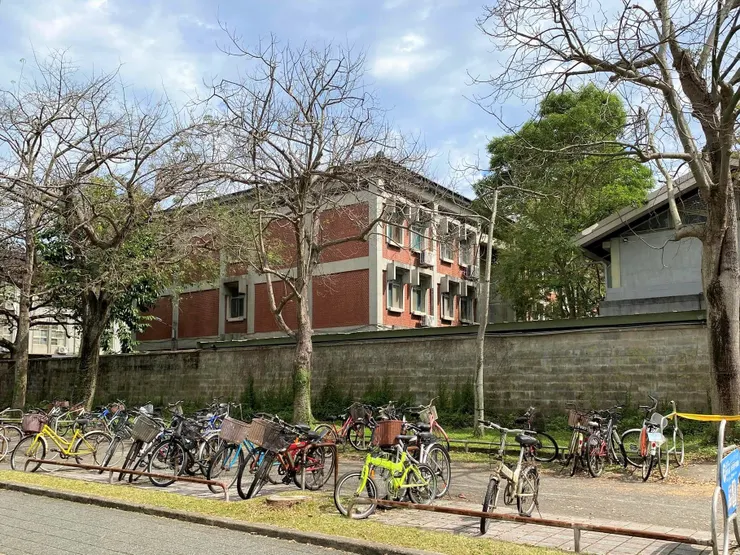 位於小椰林道上的女九舍